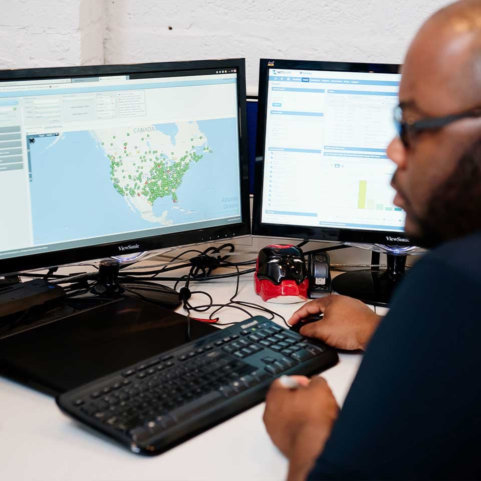 employee_looking_at_tracking_map