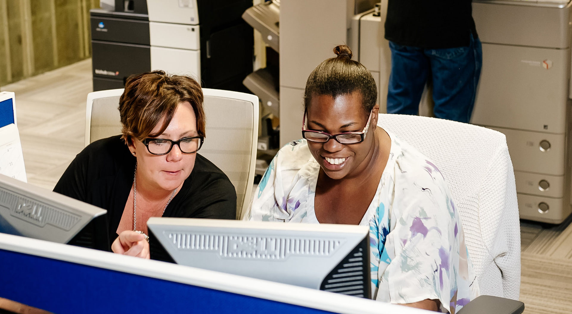 two_ladies_in_front_of_computer-pillar