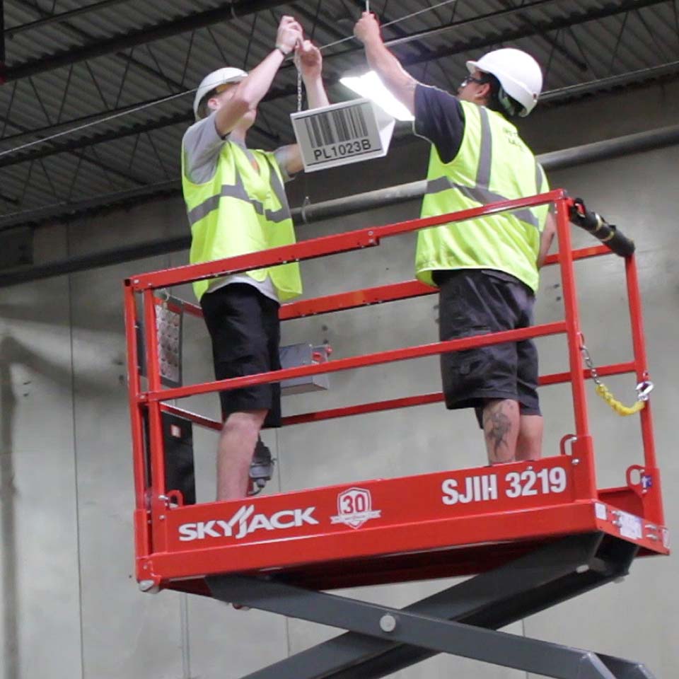 barcode-placard-being-hung-from-scissor-lift